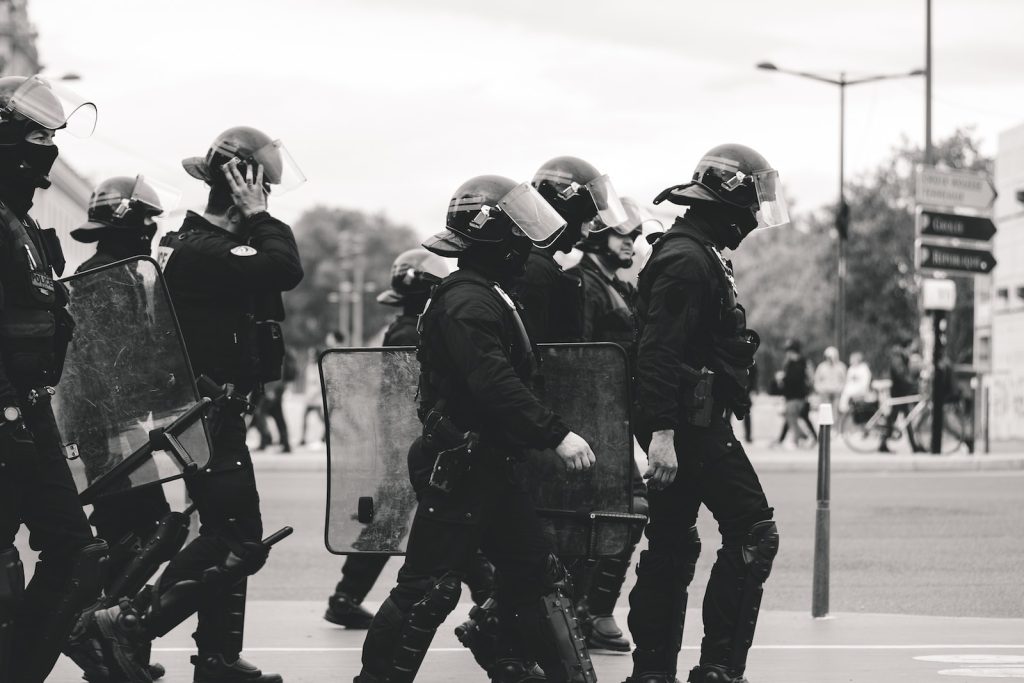 L’État échappe à la condamnation pour le supporter algérien éborgné group of police grayscale photo
