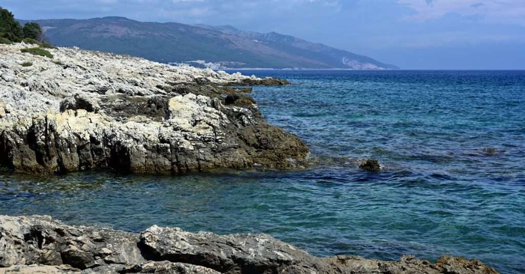 Découvrez la plage croate classée parmi les 20 plus belles au monde découvrez les plages de croatie, des paysages à couper le souffle, des eaux cristallines et des atmosphères idylliques. profitez d'activités balnéaires, de la gastronomie locale et d'un cadre naturel inégalé. idéal pour des vacances de rêve au cœur de la méditerranée.