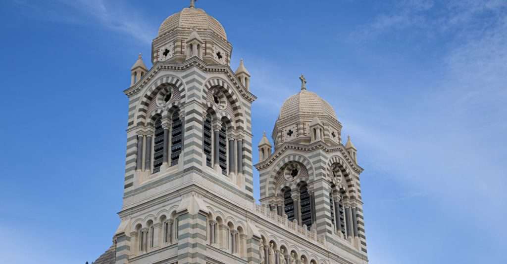 découvrez marseille, la vibrante cité phocéenne, réputée pour son riche patrimoine historique, sa gastronomie méditerranéenne savoureuse et ses paysages côtiers à couper le souffle. explorez ses quartiers emblématiques, ses plages ensoleillées et plongez dans la culture unique de cette ville méditerranéenne.