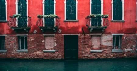 découvrez la magie de venise, la ville des canaux, avec ses gondoles pittoresques, ses magnifiques palais et son riche patrimoine culturel. explorez les petites ruelles, admirez la place saint-marc et laissez-vous envoûter par l'atmosphère unique de cette destination romantique.