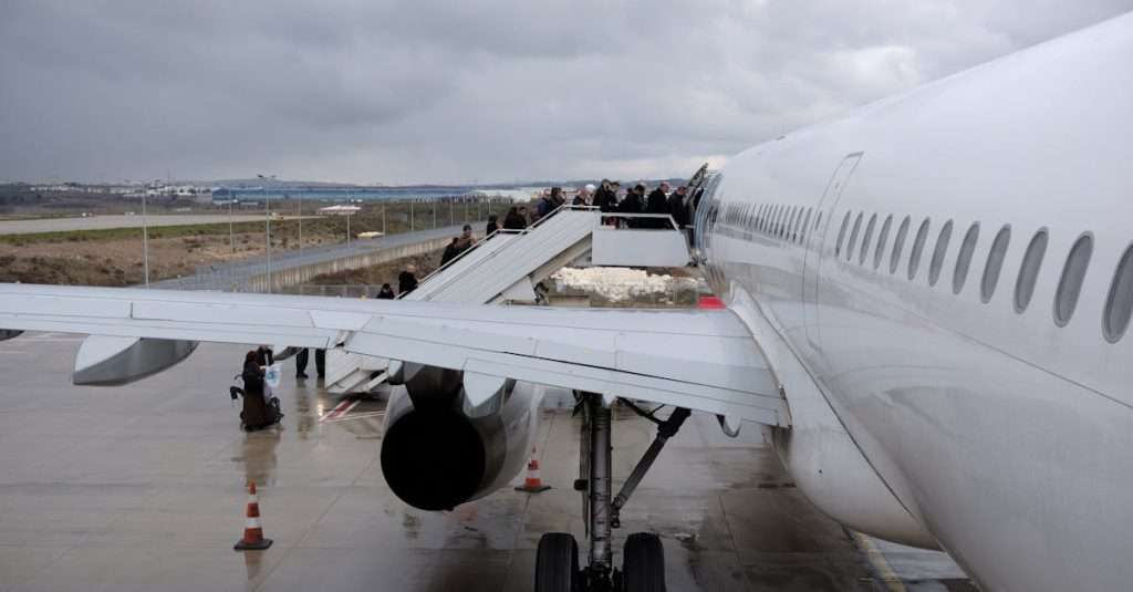 découvrez les plats servis à bord des avions : une aventure culinaire au-dessus des nuages. explorez la diversité des repas en classe économique, affaires et première classe, ainsi que des conseils pour profiter au mieux de votre expérience gastronomique en vol.