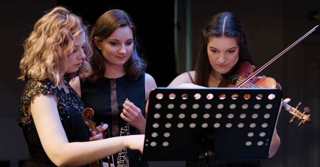 Zahia Ziouani, première cheffe d’orchestre d’origine algérienne en France découvrez le monde fascinant des chefs d'orchestre, ces artistes passionnés qui dirigent l'ensemble musical avec maestria. plongez dans l'univers de la direction d'orchestre, ses techniques, son histoire et son impact sur la musique classique et contemporaine.