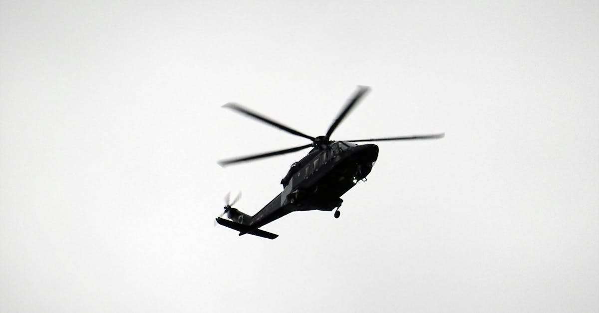 découvrez le monde fascinant du contrôle du trafic aérien, ses enjeux, ses technologies et son rôle essentiel dans la sécurité des vols. plongez dans l'univers des opérations aériennes et apprenez comment les experts gèrent les avions dans le ciel.