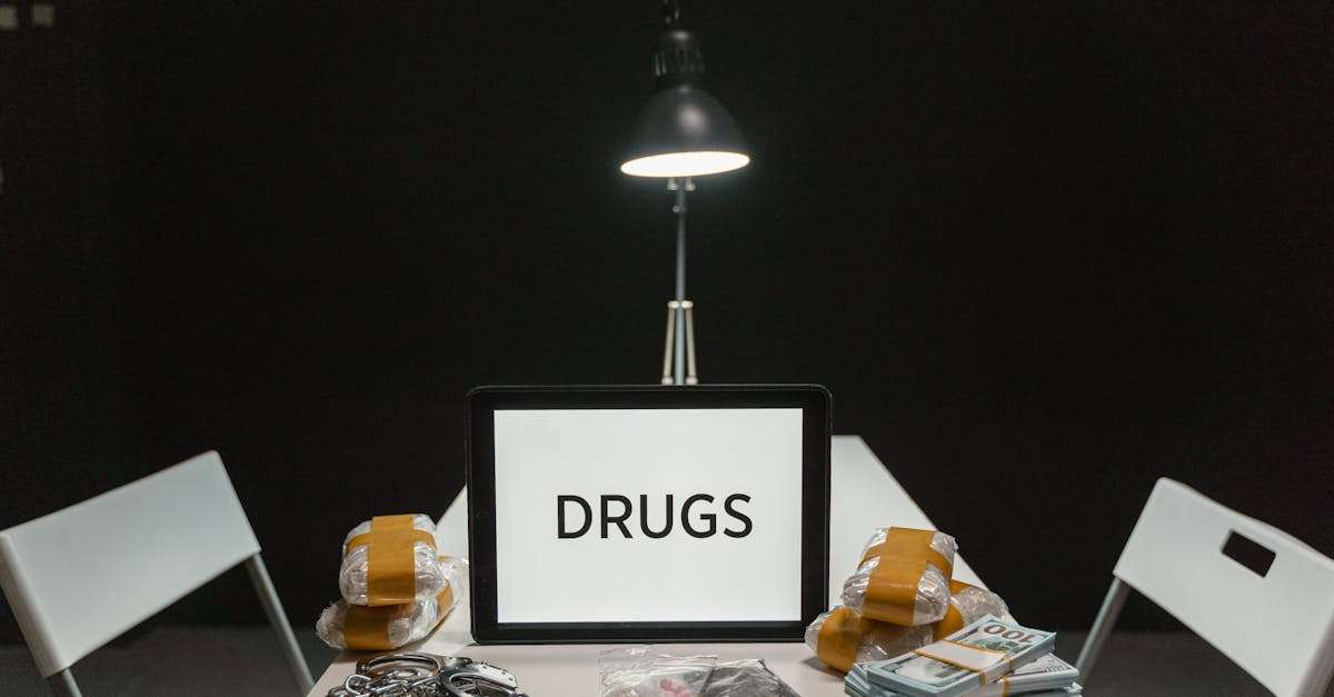 découvrez les réalités du marché noir : enjeux, conséquences et impact sur l'économie. plongez dans ce monde caché où les transactions illégales fleurissent et explorez les motivations et dangers associés à cette pratique clandestine.