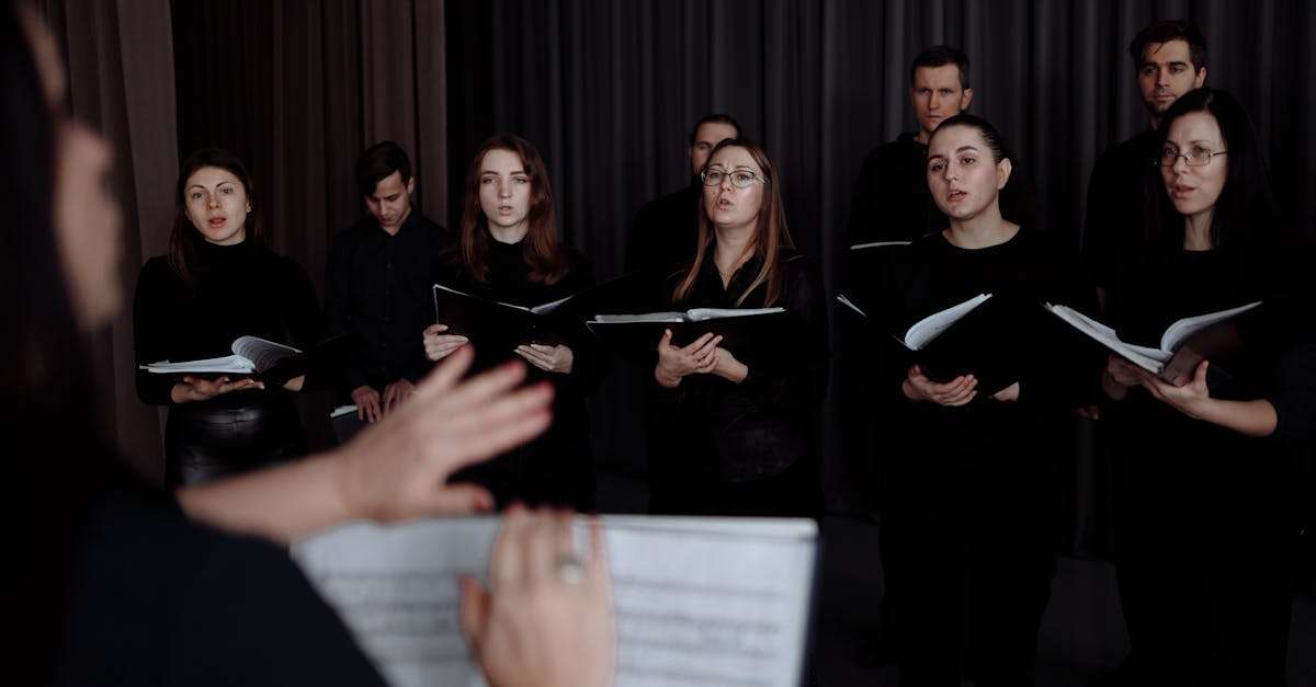 découvrez le rôle essentiel du chef d'orchestre dans la création musicale. explorez comment il guide et inspire les musiciens, interprète des œuvres variées et crée une harmonie unique lors de performances inoubliables.