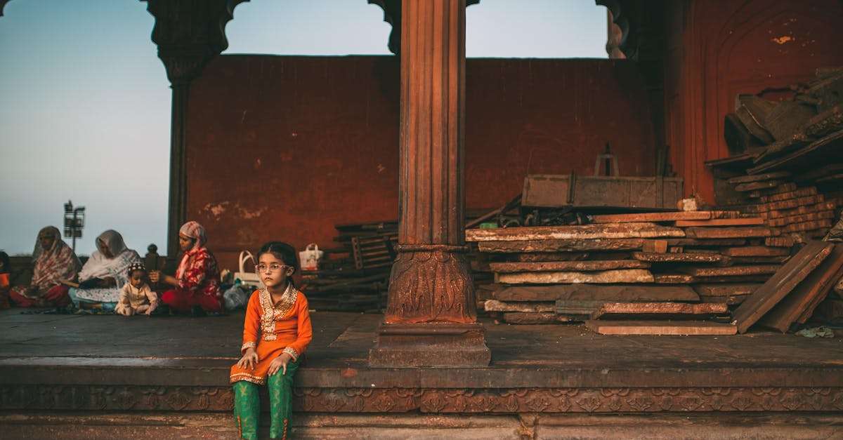 découvrez la signification et les traditions de l'eid al-fitr, une fête célébrée par des millions de musulmans à travers le monde. explorez comment cette journée marque la fin du mois sacré du ramadan, les gestes de partage et de solidarité qui l'accompagnent, ainsi que les diverses coutumes typiques de cette célébration festive.