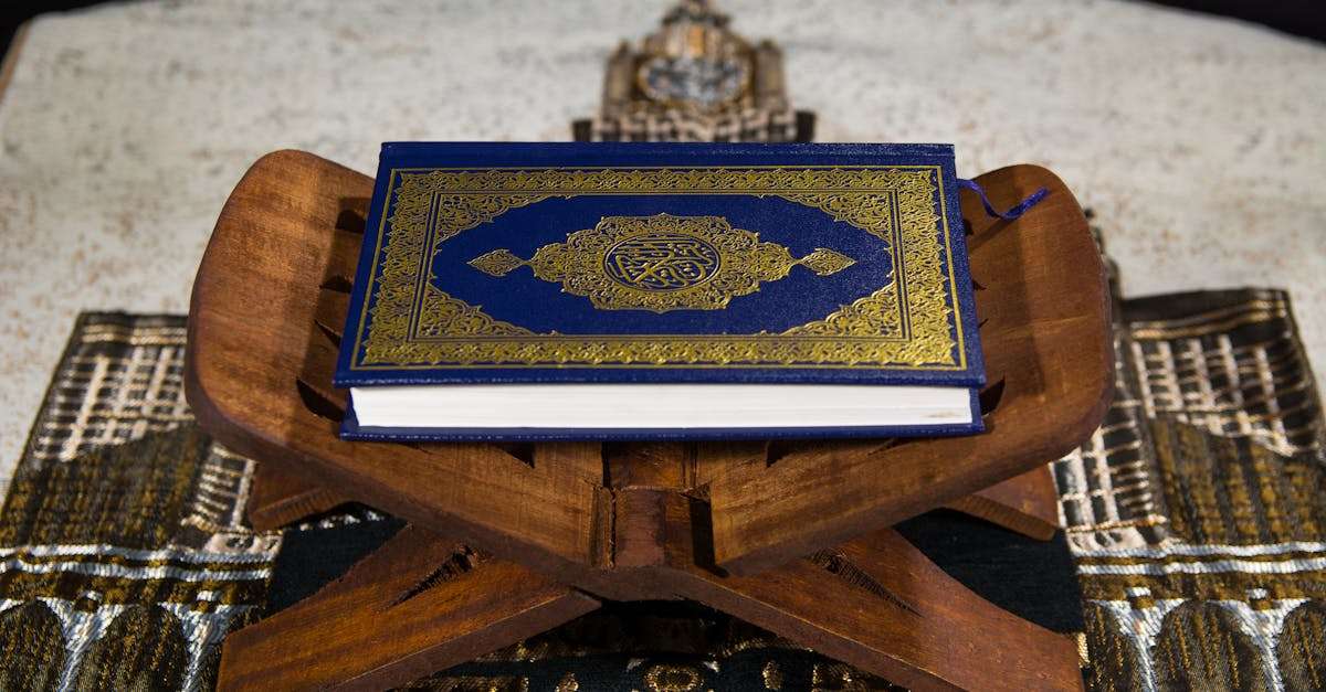 découvrez la signification et les traditions d'eid al-fitr, la célébration marquant la fin du mois sacré du ramadan. plongée dans la culture, les rituels, et les repas festifs qui rassemblent famille et amis pour un moment de joie et de partage.