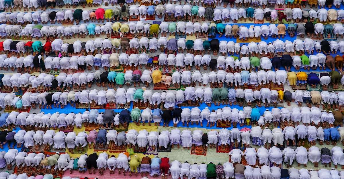 découvrez les traditions et les célébrations de l'eid al-fitr, la fête marquant la fin du mois de jeûne du ramadan. plongez dans l'esprit de cette journée festive, partagez des moments en famille et entre amis, et explorez les valeurs de générosité et de communauté qui unissent les personnes dans le monde entier.