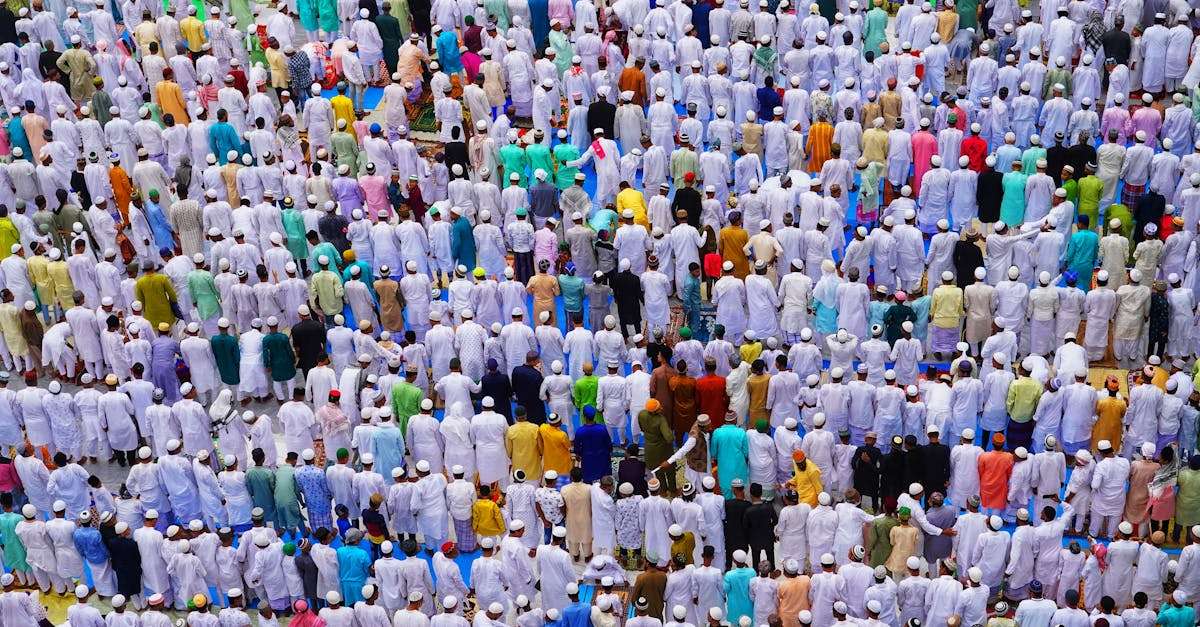 découvrez l'importance et les traditions d'eid al-fitr, la célébration qui marque la fin du ramadan. plongez dans cette fête joyeuse où familles et amis se réunissent pour partager repas, dons et moments de gratitude.