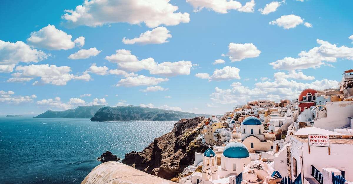 découvrez la grèce, un pays riche en histoire, culture et paysages à couper le souffle. explorez ses îles enchanteresses, savourez sa délicieuse cuisine méditerranéenne et plongez dans les traditions antiques qui font de cette destination un incontournable pour les voyageurs.