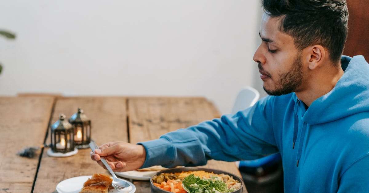 découvrez l'iftar, le repas traditionnel pris au coucher du soleil durant le mois sacré du ramadan. apprenez-en plus sur les plats typiques, les coutumes et la signification spirituelle de ce moment convivial qui rassemble famille et amis autour de délices savoureux.