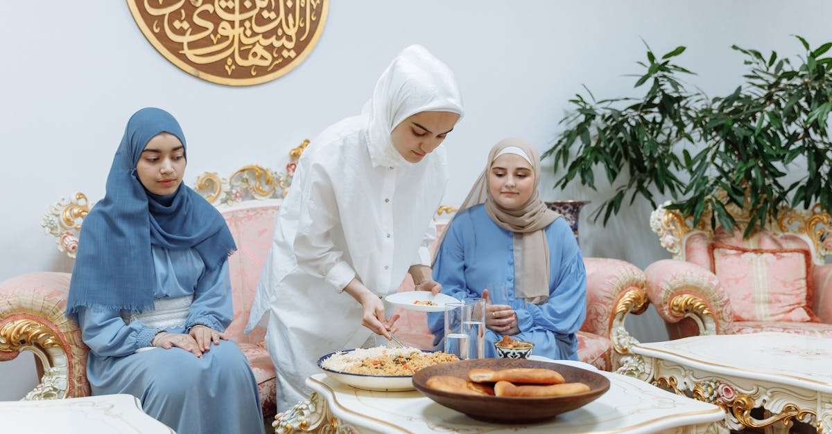 découvrez l'iftar, le repas du soir qui marque la rupture du jeûne pendant le mois sacré du ramadan. plongez dans la tradition culinaire, les spécialités et les moments de partage qui rendent ce temps de fête unique et chaleureux.