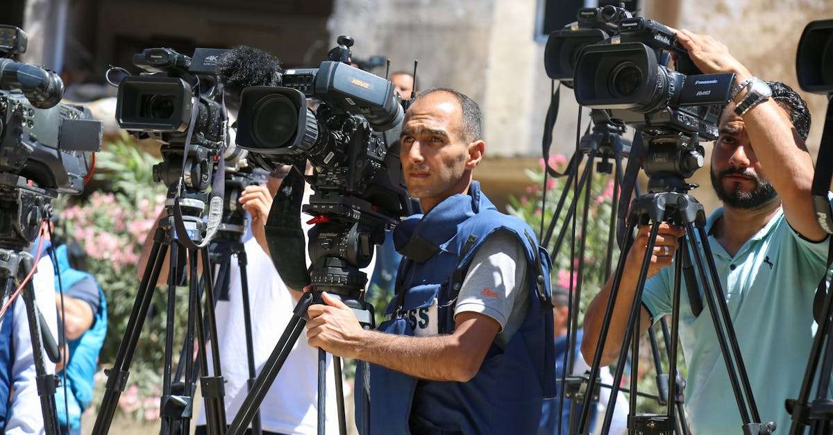découvrez le monde fascinant des journalistes, leurs rôles essentiels dans la société, les défis qu'ils rencontrent au quotidien et l'impact de leur travail sur l'information et la démocratie.