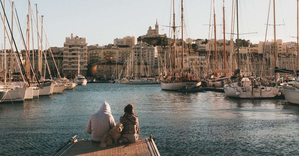 découvrez marseille, la vibrante cité phocéenne, riche en histoire, culture et paysages à couper le souffle. explorez ses calanques, ses plages ensoleillées et sa cuisine méditerranéenne unique. plongez dans l'ambiance animée de ses marchés, de ses quartiers historiques et de ses festivals tout au long de l'année.