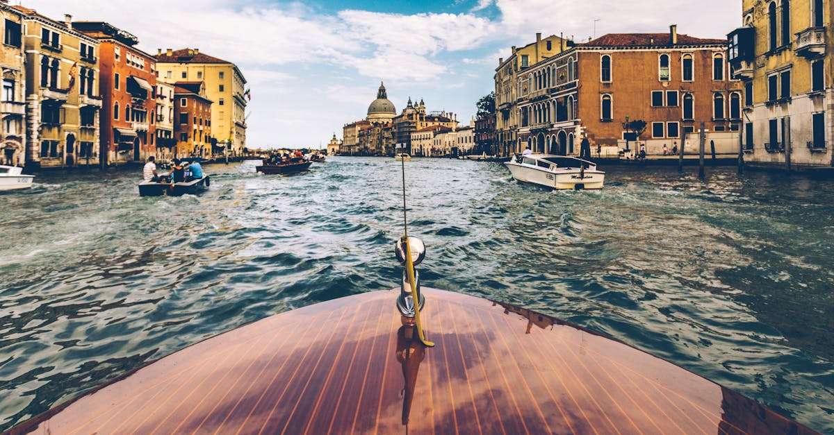 découvrez la magie de venise, la ville des canaux, avec ses gondoles emblématiques, son architecture unique, et ses sites historiques fascinants. explorez les ruelles pittoresques, goûtez à la délicieuse cuisine italienne et vivez une expérience inoubliable au cœur de cette cité romantique.
