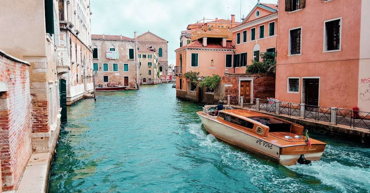 découvrez la magie de venise, la ville des canaux, avec ses gondoles emblématiques, son architecture renaissance et ses places animées. explorez les trésors artistiques, savourez la cuisine locale et laissez-vous envoûter par l'atmosphère romantique de cette destination unique.