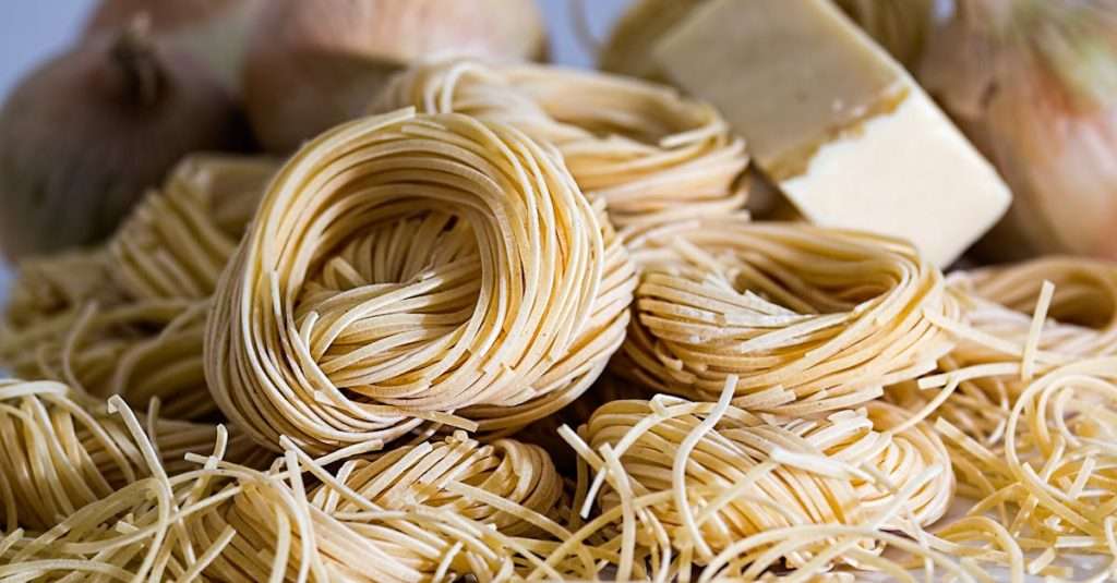 De quel pays viennent réellement les pâtes ? découvrez les multiples facettes de la pasta, des recettes traditionnelles aux variations modernes. apprenez à préparer des plats savoureux et réconfortants qui raviront vos convives. explorez des conseils, des techniques et des idées créatives pour maîtriser l'art de la cuisine italienne.