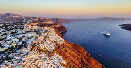 découvrez la grèce, un pays riche en histoire, en culture et en paysages à couper le souffle. explorez ses îles enchanteresses, ses sites archéologiques emblématiques et sa délicieuse cuisine méditerranéenne. plongez au cœur de la mythologie et de l'hospitalité grecque lors de votre voyage inoubliable.