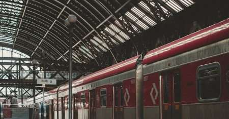 découvrez l'aventure inoubliable d'un voyage en train à travers des paysages époustouflants. profitez du confort et de la tranquillité de la voie ferrée tout en admirant les panoramas qui défilent sous vos yeux. embarquez pour un voyage relaxant et laissez-vous séduire par la magie des trajets en train.