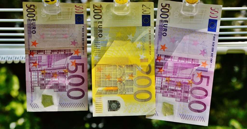 Euro-dinar algérien : ce que les voyageurs doivent savoir pour 2025 découvrez tout sur l'euro, la monnaie unique de l'union européenne, son histoire, son impact économique et les dernières actualités concernant cette devise essentielle pour le commerce et les voyages en europe.