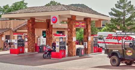 découvrez les raisons derrière l'augmentation des prix du carburant et son impact sur votre budget quotidien. restez informé des tendances du marché et des conseils pour faire face à cette hausse des coûts.