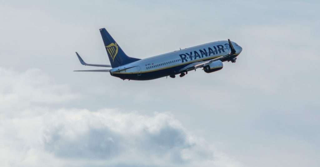 Ryanair autorise une première agence en ligne à revendre ses billets découvrez ryanair, la compagnie aérienne à bas prix qui propose des vols vers de nombreuses destinations en europe. réservez facilement vos billets en ligne et profitez d'offres exceptionnelles pour vos voyages. partez à l'aventure avec ryanair !