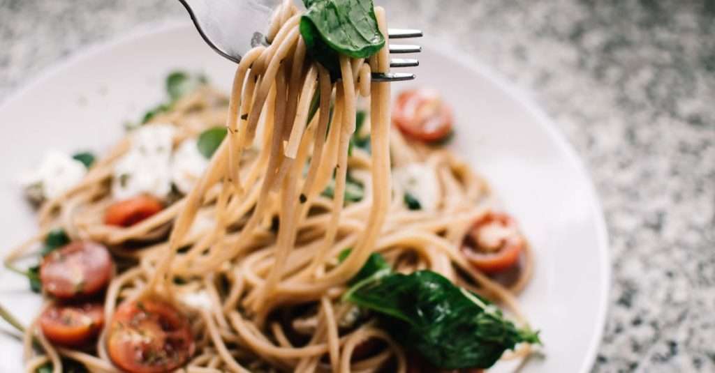 Savez-vous pourquoi on mange si tard en Espagne ? découvrez des recettes savoureuses et des idées de dîner qui raviront vos convives. que ce soit un repas rapide en semaine ou un dîner raffiné pour des occasions spéciales, trouvez l'inspiration pour tous vos repas du soir.