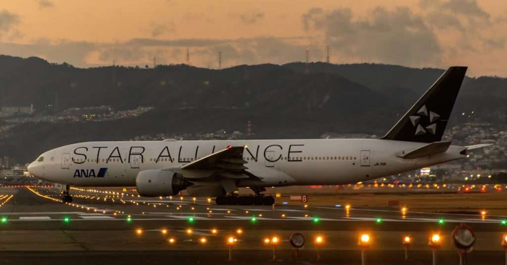 Une vidéo spectaculaire de décolage d’un avion secoué par le vent découvrez l'excitation du décollage d'un avion, un moment spectaculaire où la puissance des moteurs propulse la machine dans les airs. plongez dans l'univers fascinant de l'aviation et vivez l'adrénaline d'un vol qui commence.