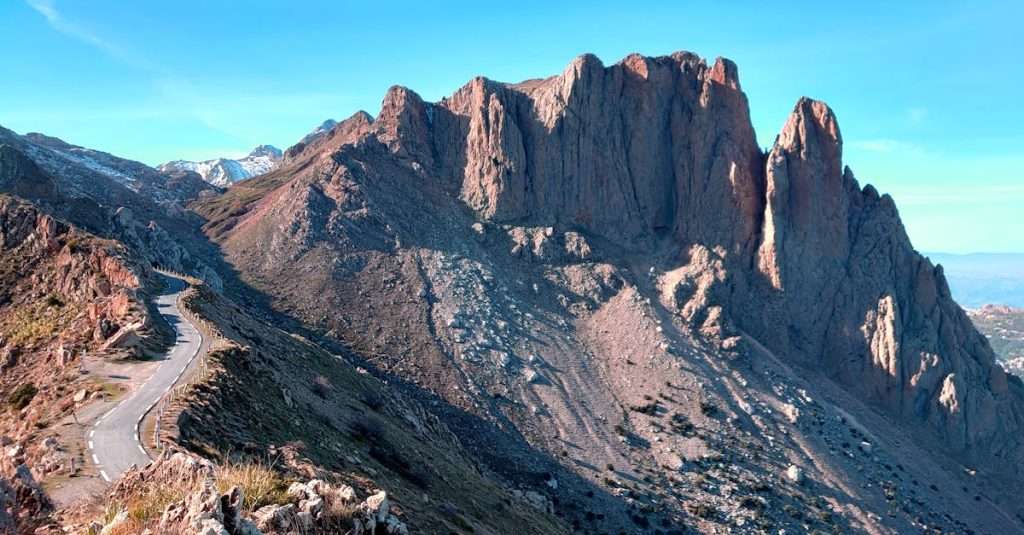 Voyage en Algérie : voici les 5 plus beaux villages de Kabylie découvrez la kabylie, région fascinante du nord de l'algérie, réputée pour ses paysages montagneux époustouflants, sa riche culture berbère et son artisanat traditionnel. explorez ses villages pittoresques, ses traditions authentiques et goûtez à une cuisine savoureuse, tout en vous immergeant dans l'hospitalité chaleureuse de ses habitants.