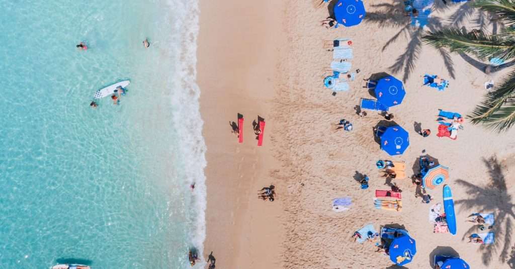 Voyage en Europe : découvrez l’île paradisiaque de la plage de sable rose unique au monde découvrez la célèbre plage de sable rose, un véritable paradis sur terre. avec ses paysages époustouflants et ses eaux turquoise, cette destination unique offre une expérience inoubliable entre détente et aventures aquatiques.