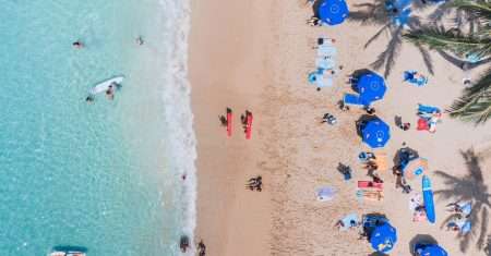 découvrez la célèbre plage de sable rose, un véritable paradis sur terre. avec ses paysages époustouflants et ses eaux turquoise, cette destination unique offre une expérience inoubliable entre détente et aventures aquatiques.