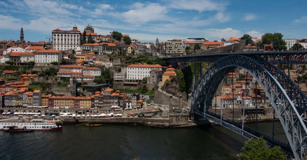 Voyager en toute beauté : découvrez la Venise du Portugal, une destination abordable et en plein essor découvrez le portugal, un pays riche en histoire, culture et paysages à couper le souffle. explorez lisbonne, porto et les magnifiques plages de l'algarve tout en savourant une délicieuse cuisine locale. plongez dans l'authenticité portugaise et vivez une expérience inoubliable au cœur de ce pays captivant.