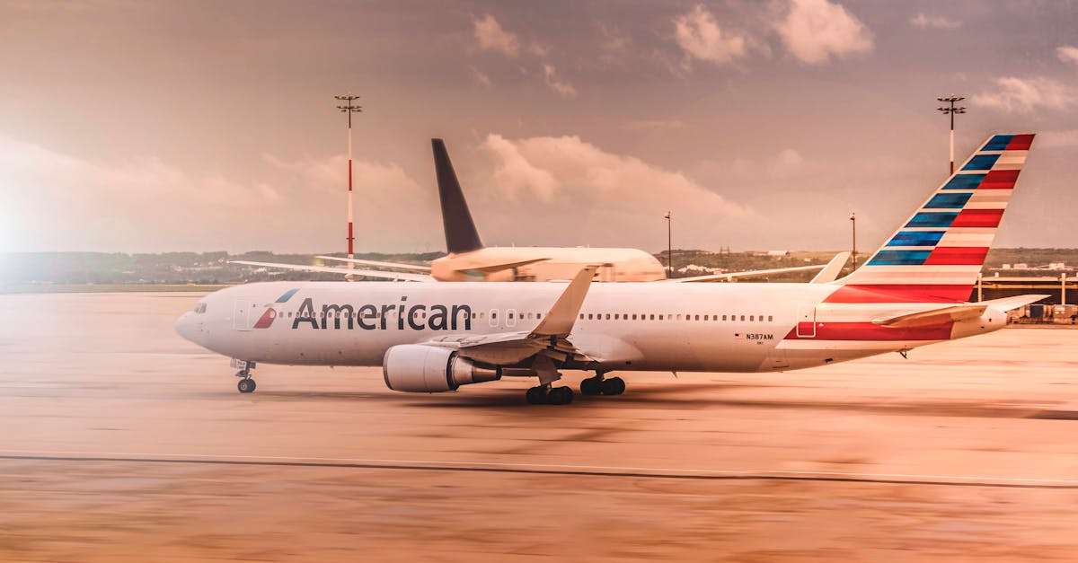 découvrez le monde fascinant des cabin crew : métiers, formations, et expériences de vie à bord. plongez dans l'univers des hôtesses de l'air et stewards, et apprenez comment ils garantissent votre confort et votre sécurité lors de vos voyages en avion.