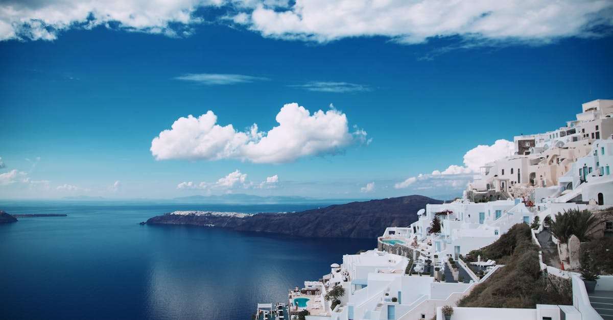 découvrez la grèce, un pays aux paysages enchanteurs, riche en histoire et en culture. plongez dans ses îles idylliques, ses sites archéologiques fascinants et sa délicieuse cuisine méditerranéenne. explorez la beauté de ses plages, l'architecture emblématique et la chaleur de son accueil.