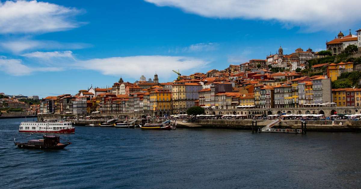 découvrez le portugal, un pays riche en histoire, culture et paysages variés. explorez ses charmantes villes, savourez sa délicieuse cuisine, et laissez-vous séduire par ses plages ensoleillées et ses traditions authentiques. parfait pour des vacances inoubliables!
