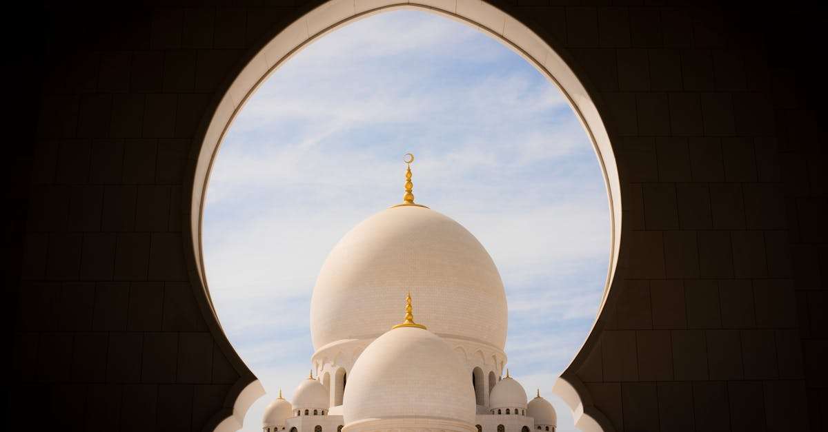 découvrez le mois sacré du ramadan, une période de jeûne, de réflexion et de spiritualité pour des millions de musulmans à travers le monde. explorez ses traditions, ses valeurs et l'importance de la solidarité et de la prière durant ce temps spécial.
