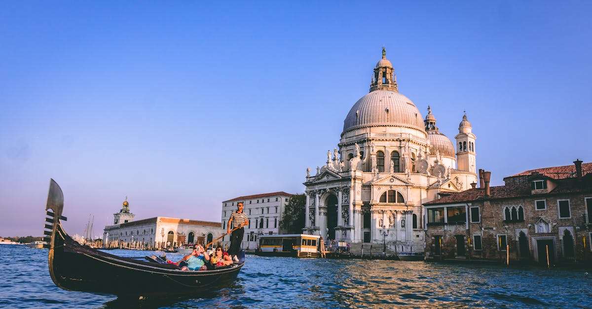 découvrez les sites touristiques incontournables qui embellissent chaque destination. des monuments historiques aux paysages naturels époustouflants, embarquez pour un voyage inoubliable à travers les merveilles du monde.