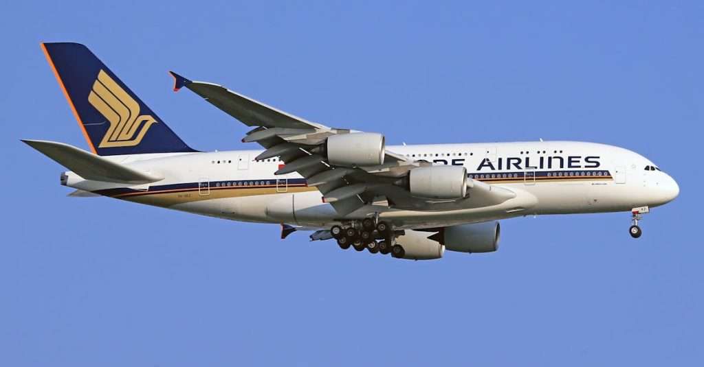 Airbus A380 : le décollage spectaculaire sur une piste mouillée découvrez l'airbus a380, le plus grand avion de ligne au monde, alliant confort exceptionnel, technologies avancées et performance inégalée. explorez son design innovant et son impact sur l'aviation moderne.