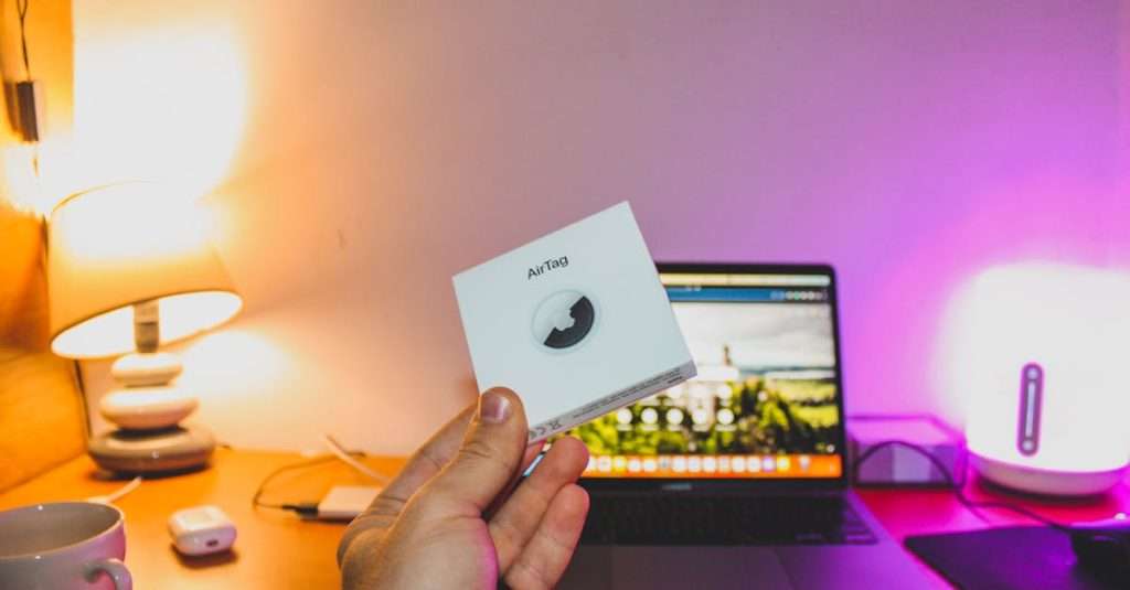 Avion : le traceur de bagages Airtag est-il admis à bord ? découvrez l'airtag, l'accessoire innovant d'apple pour suivre et retrouver vos objets perdus en toute simplicité. grâce à sa technologie de localisation précise et à son intégration avec l'écosystème apple, gérez vos affaires avec sérénité et efficacité.