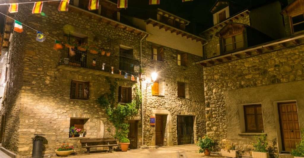 Espagne : cette destination ensoleillée et ses plages de renommée mondiale découvrez l'espagne, un pays riche en culture, gastronomie et paysages à couper le souffle. plongez dans l'histoire fascinante, profitez des plages ensoleillées et savourez des tapas délicieuses. explorez les villes vibrantes comme barcelone et madrid, et laissez-vous envoûter par la chaleur de ses traditions.