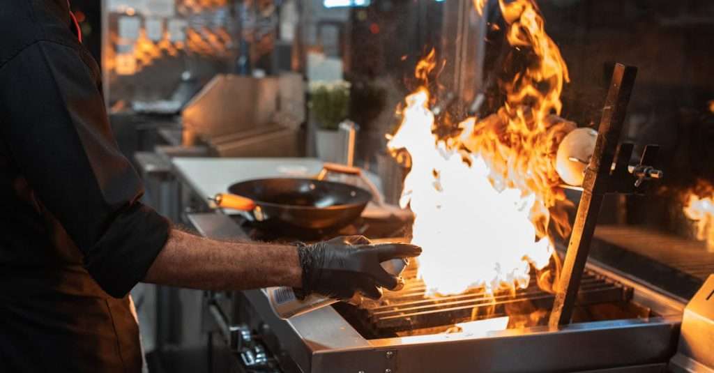 Kebab algérien : cette recette facile qui cartonne sur TikTok avec 12 millions de vues découvrez l'irrésistible saveur du kebab, un plat emblématique de la street food qui allie viande grillée, légumes frais et sauces savoureuses, parfait pour un repas rapide et gourmand.