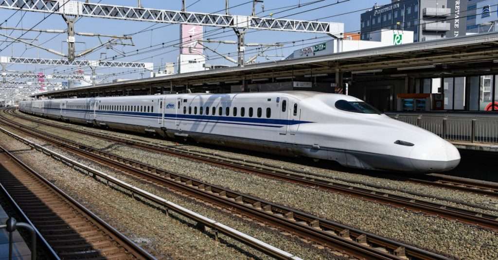découvrez l'univers fascinant des trains : un moyen de transport écologique, rapide et pratique pour explorer des paysages variés et vivre des expériences inoubliables. embarquez pour un voyage à travers les rails et laissez-vous séduire par le confort et l'efficacité du voyage en train.