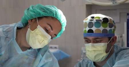 découvrez le parcours et l'expertise des médecins algériens, engagés dans la santé et le bien-être de leurs patients. explorez les spécialités, la formation et l'impact de ces professionnels de santé en algérie et à l'étranger.