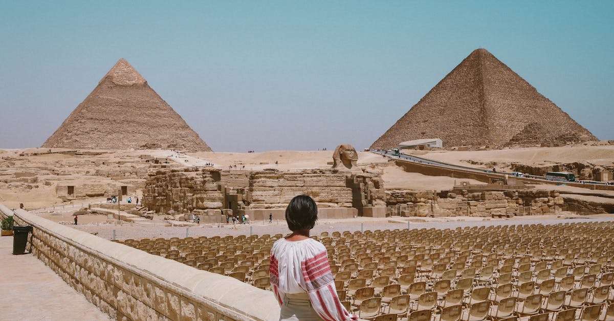 découvrez l'égypte ancienne, une civilisation fascinante riche en histoire, en architecture majestueuse et en mystères. explorez les pyramides, les pharaons et la culture unique qui ont marqué l'humanité.