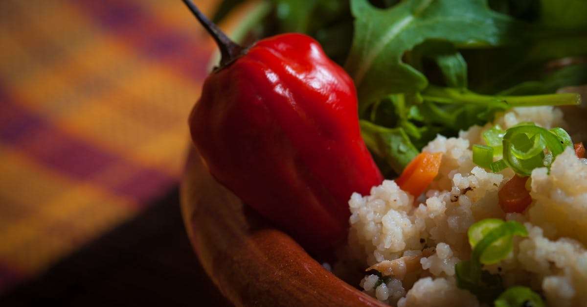 découvrez le couscous, un plat traditionnel savoureux qui allie grains de semoule, légumes colorés et viandes délicatement épicées. parfait pour un repas convivial, il ravira vos papilles à chaque bouchée.