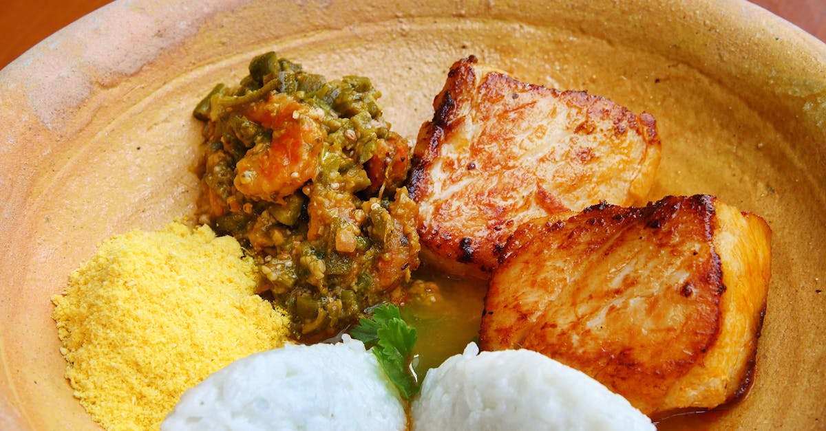 découvrez le couscous, un plat traditionnel maghrébin savoureux, composé de semoule de blé, de légumes frais et de viandes parfumées. idéal pour réunir famille et amis autour d'un repas convivial et réconfortant.
