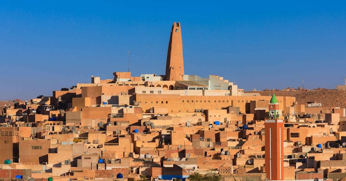 découvrez ghardaïa, une ville fascinante en plein cœur du sahara algérien, célèbre pour son architecture unique, sa riche culture berbère et ses paysages désertiques à couper le souffle. explorez son histoire, ses traditions ancestrales et ses marchés colorés.