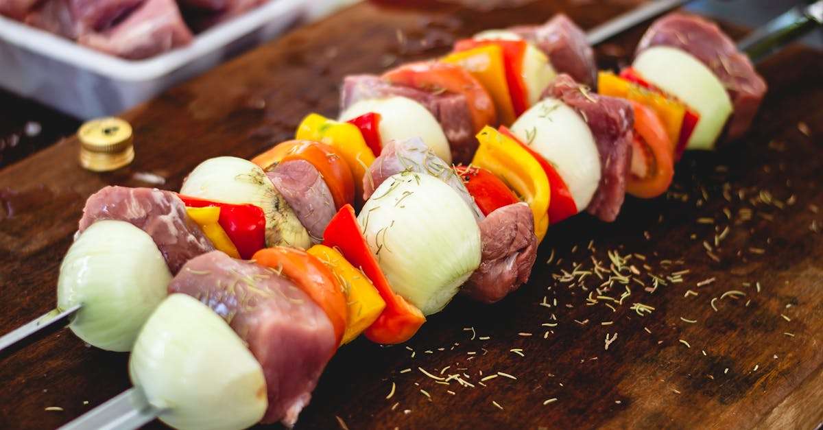 découvrez l'univers savoureux du kebab, un délice culinaire qui allie viandes grillées, sauces maisons et légumes frais, le tout servi dans un pain moelleux. que vous soyez amateur de viande ou végétarien, notre sélection variée satisfera toutes vos envies gourmandes !