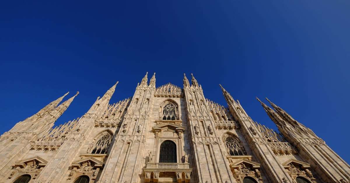 découvrez milan, la capitale de la mode italienne, où l'histoire rencontre la modernité. explorez ses célèbres monuments, musées et boutiques, tout en savourant la délicieuse cuisine locale.