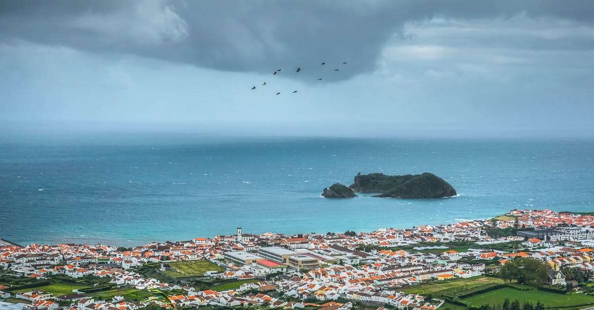 découvrez le portugal, un pays d'une beauté naturelle époustouflante, riche en histoire, culture, et délices culinaires. explorez ses plages dorées, ses villages pittoresques, et savourez ses vins renommés tout en admirant l'hospitalité chaleureuse de ses habitants.
